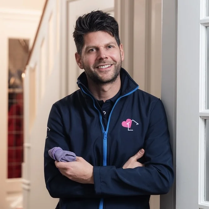 Portret van een Beep for Help-superhelper na een schoonmaakronde