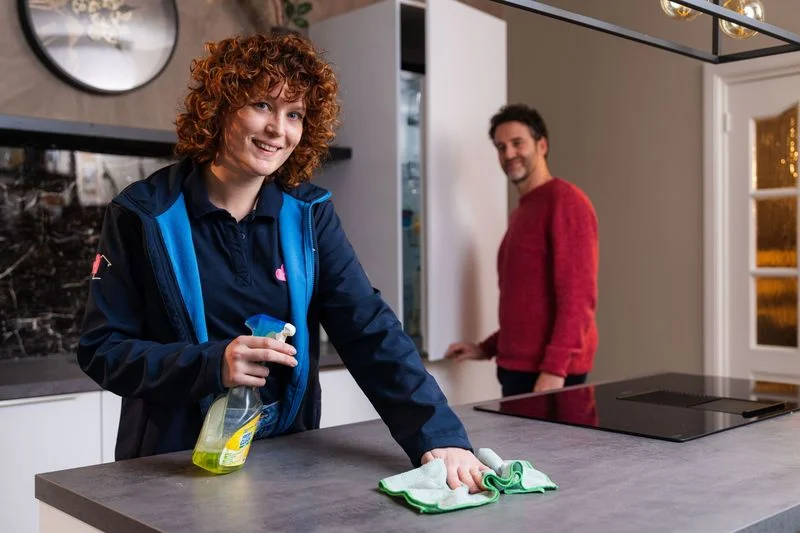 Superhelper bij een hulpvrager thuis: schoonmaakwerk in de keuken