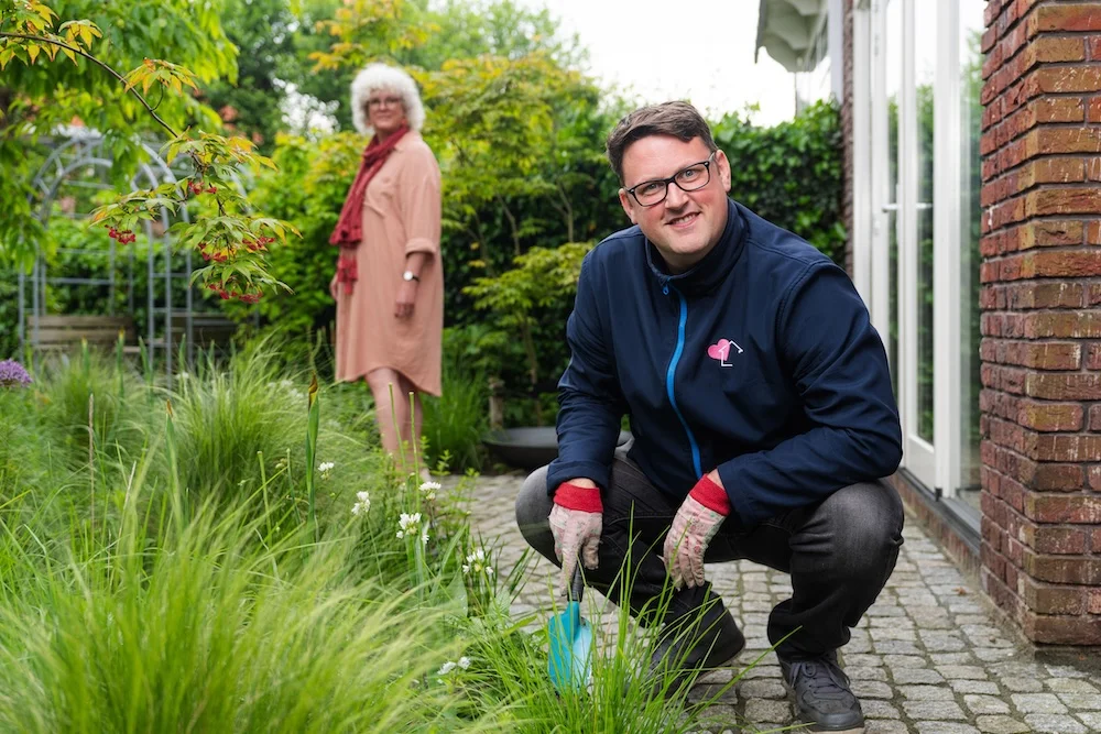 Een Beep for Help-superhelper aan het werk in de tuin bij een hulpvrager thuis
