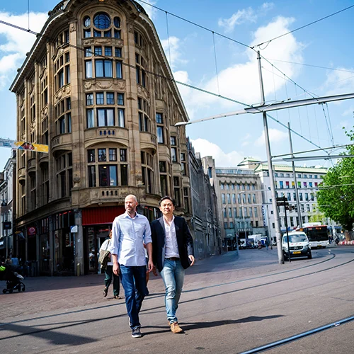 Carlo Cheung en Gerard Cohen Tervaert, oprichters van Beep for Help, in Amsterdam